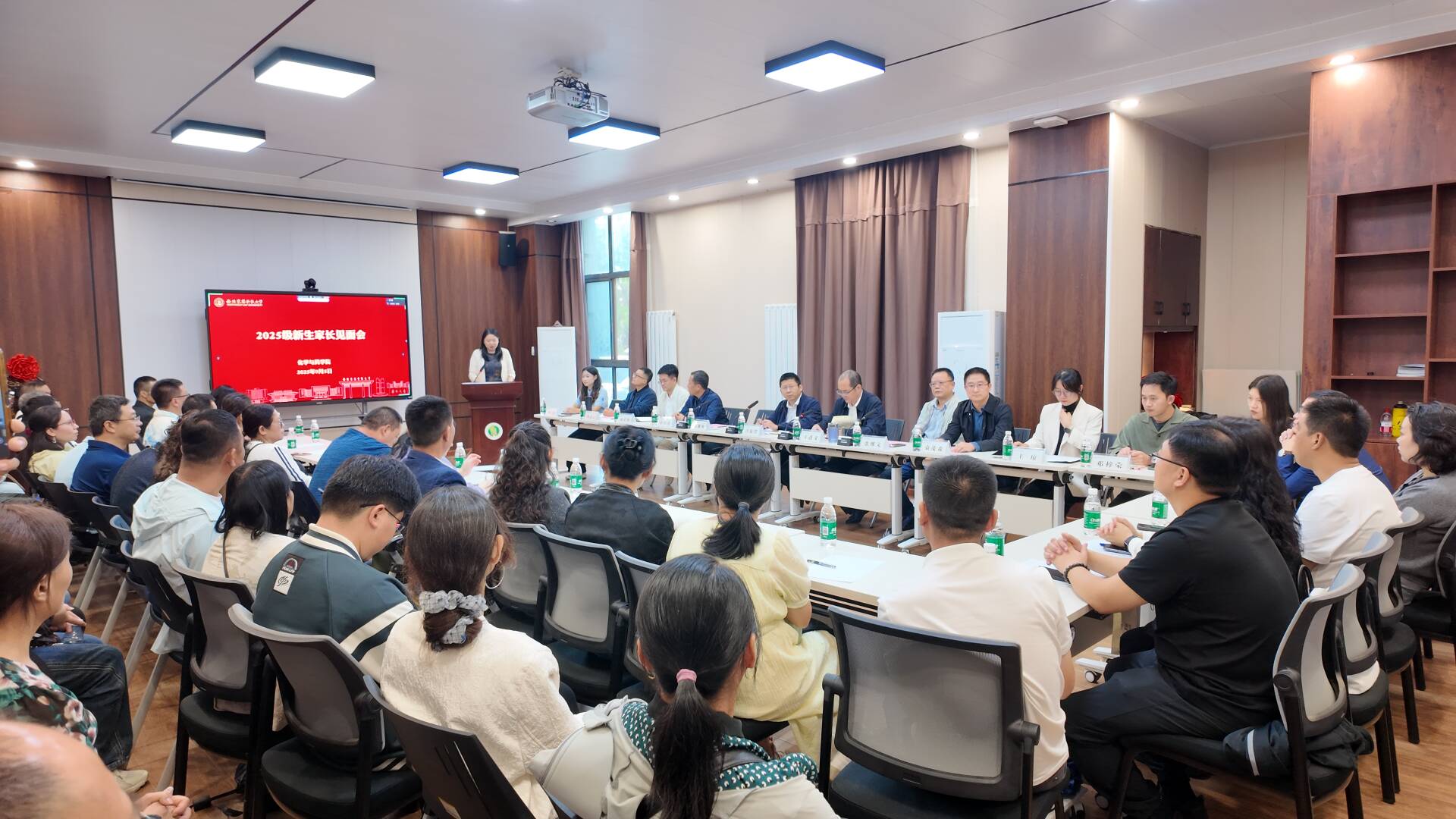 糖心vlog
举办2025级本科新生家长见面会